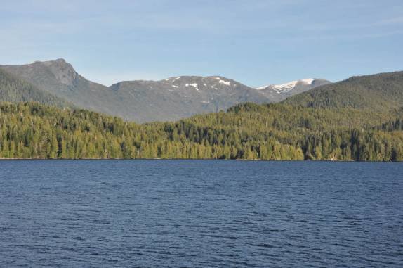 Céu azul na Inside Passage entre Prince Rupert e Port Hardy, na Vancouver Island, sul da British Columbia, no Canadá